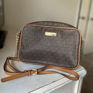 LIKE NEW Micheal Kors purse!